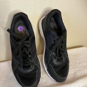 Vionic black mesh sneakers with 1st Ray Technology. Excellent condition. Size 8.